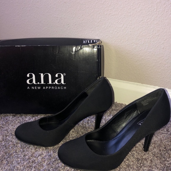 Women’s Heels - Picture 2 of 6